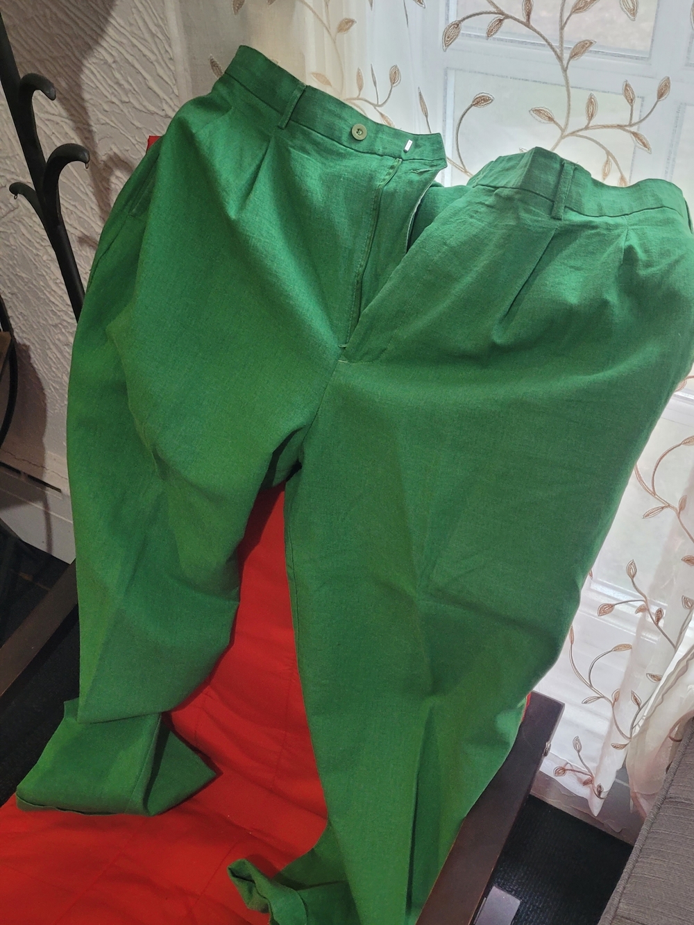 Men's Green Pleated Chinos – Classic Everyday Style